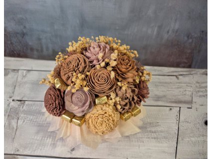 Ručně vyráběný flowerbox z dřevěných květin, kytice v hnědých tónech v boxu