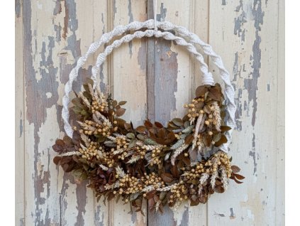 Ručně aranžované sušené a stabilizované květiny, které vypadají jako živé a dodávají interiéru luxusní vzhled.