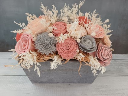 Truhlík z dřevěných květin – elegantní a nadčasová dekorace do interiéru