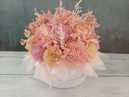 Růžový květinový box s dřevěnými květinami Sola – dekorace