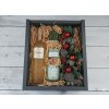 Sváteční a hřejivý dárkový set, který kombinuje vizuální zážitek, vůni a chuť vína. La skatula