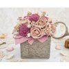 šedý květník s růžovým flowerboxem