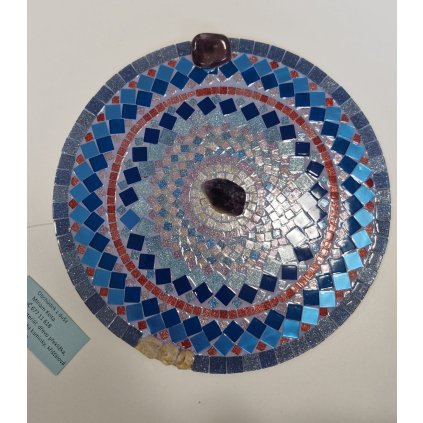 Mozaika s fluoritem, ametystem a křišťálem – jedinečná mandala od paní Miriam