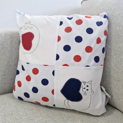 Polštářek s puntíky a kočičkami, 34 × 34 cm