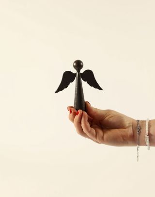 Precizně vyrobený středně malý anděl z kovu. Tmavá či světlá varianta. 🤎🤍 Vhodný jako dárek nebo minimalistická dekorace....