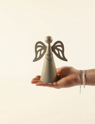 ✨ Anděl “Od srdce”✨ Jednoduchý tvar, poctivý kov, symbol lásky. Ručně vyrobený anděl se srdcem – od nás, od srdce, pro...