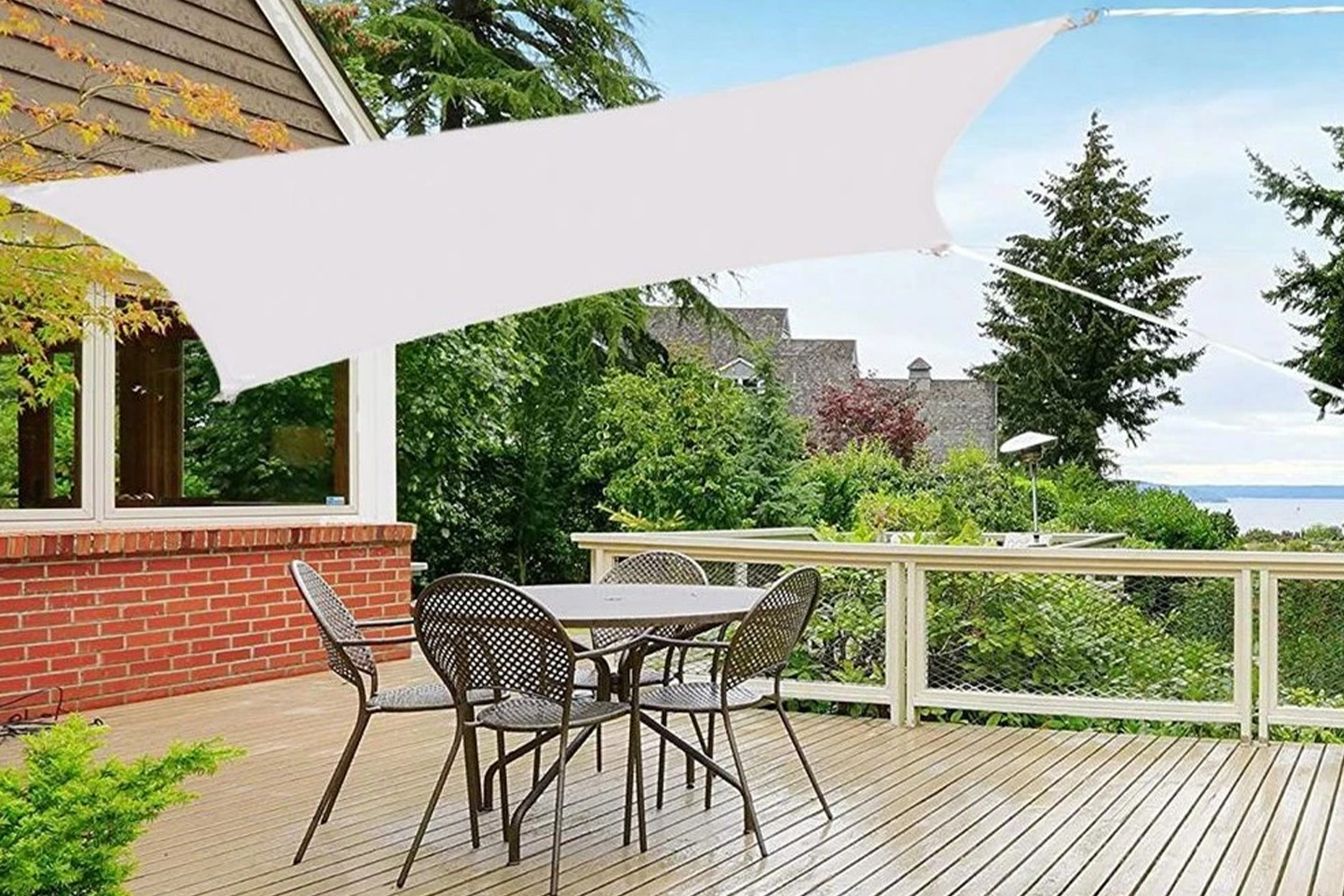 Slnečník vs. tieniaca plachta: Ktoré riešenie je vhodnejšie pre vašu záhradu?