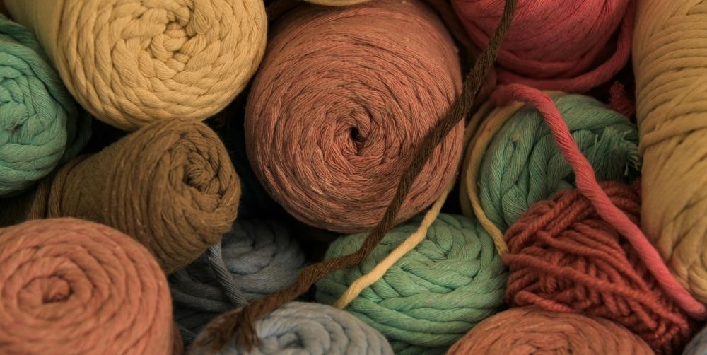 Tufting-Garn im Vergleich: Wolle, Acryl und Baumwolle für getuftete Teppiche