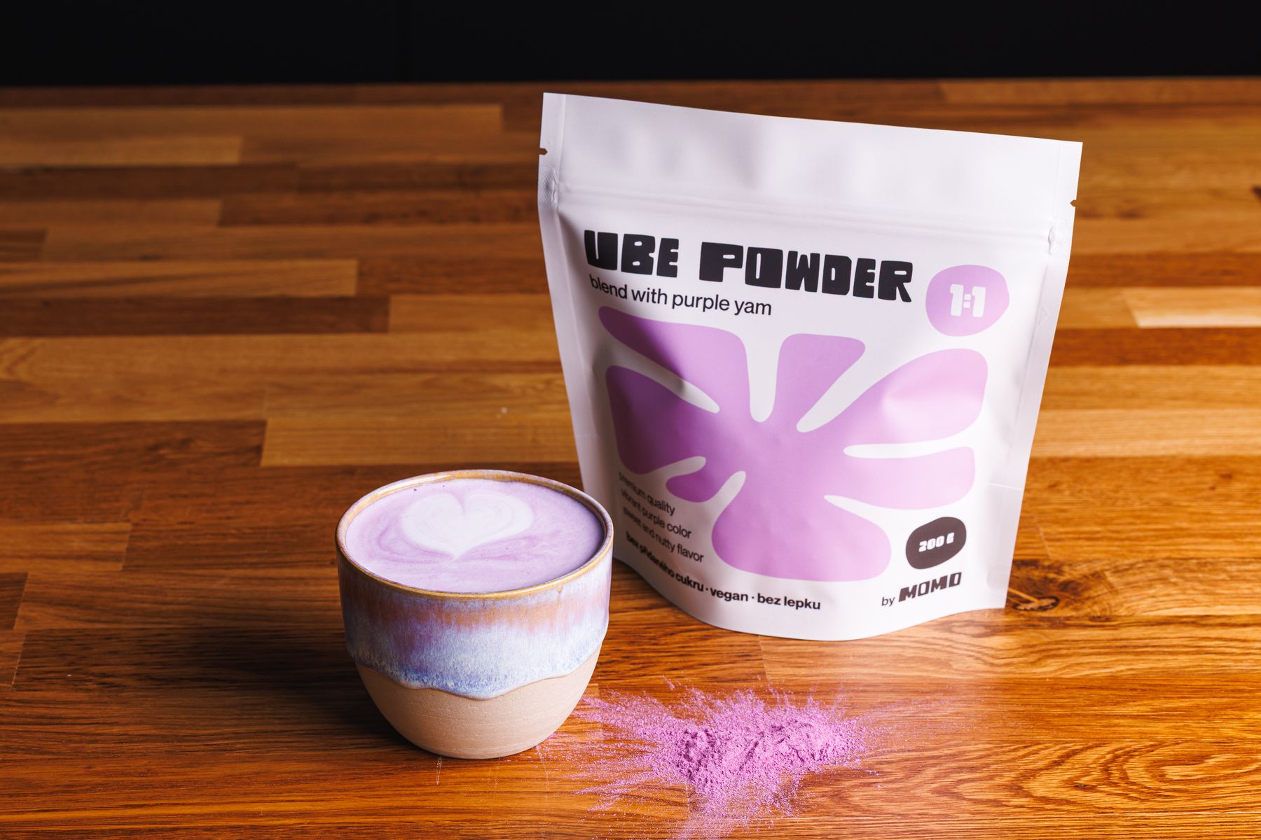 MOMO UBE Blend Powder a šálek fialového ube latte