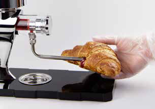 Barový aplikátor Natfood plní croissant