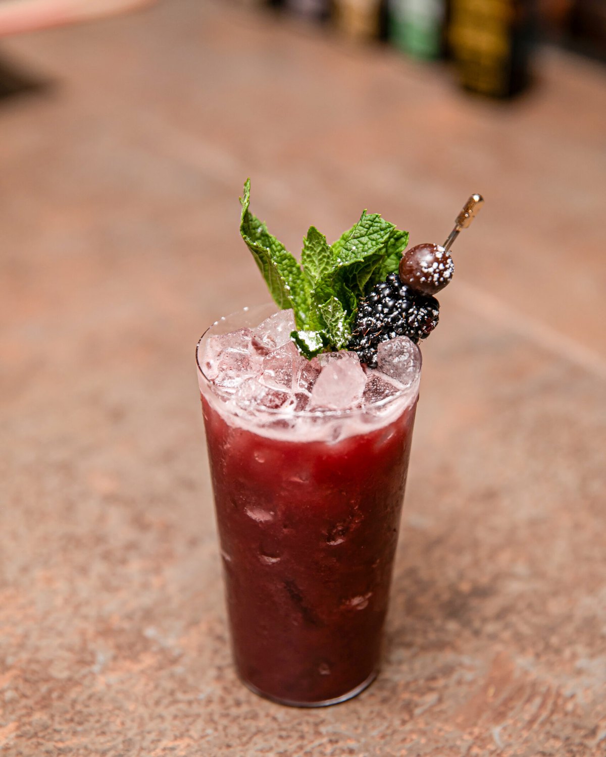 Blackberry Mint Julep — ostružinový julep s mátou na drceném ledu