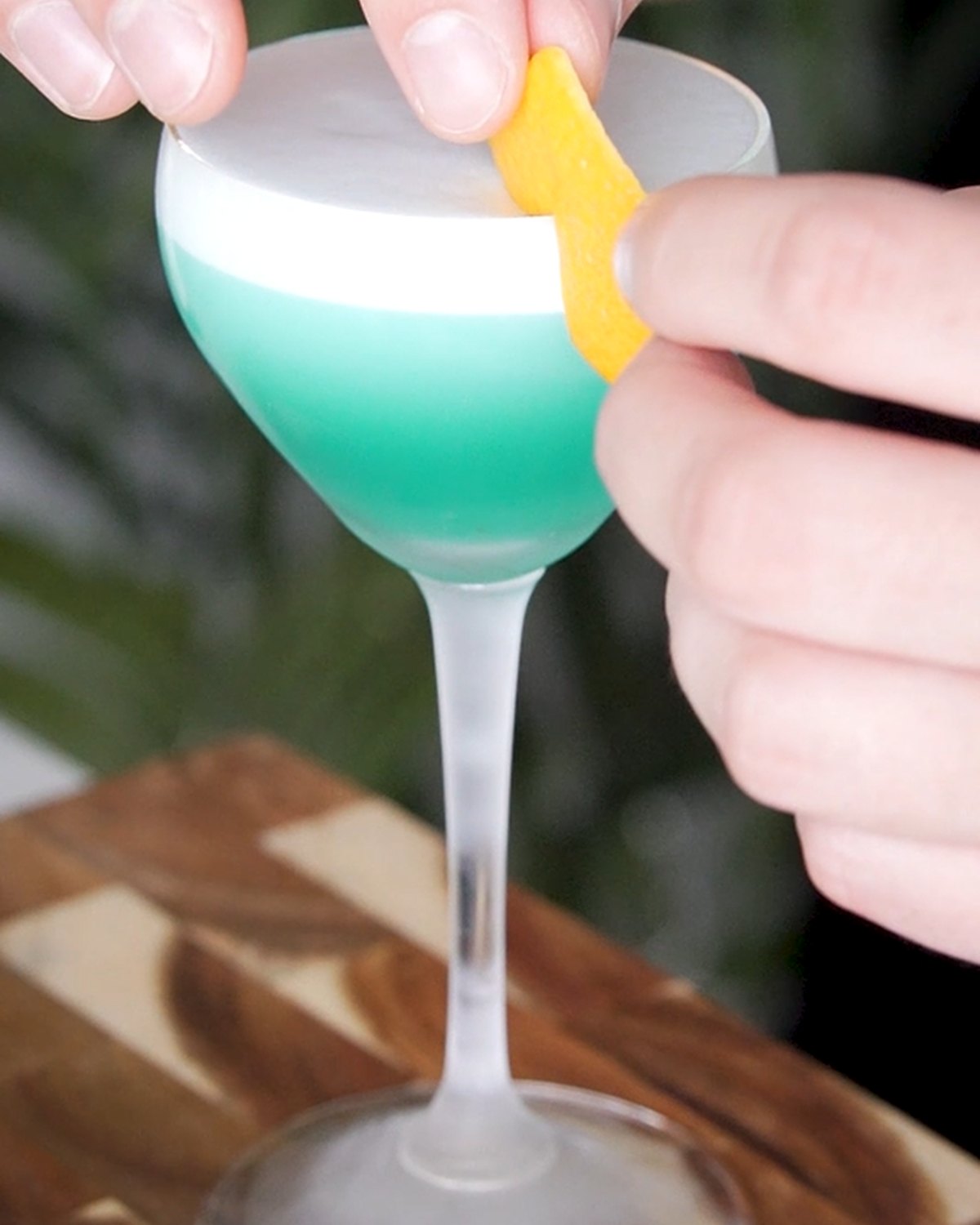 Blue Lady — modrý ginový koktejl v coupe s pěnou