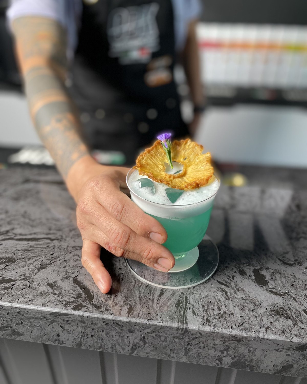 Blue Mai Tai — modrý tropický koktejl s ananasem