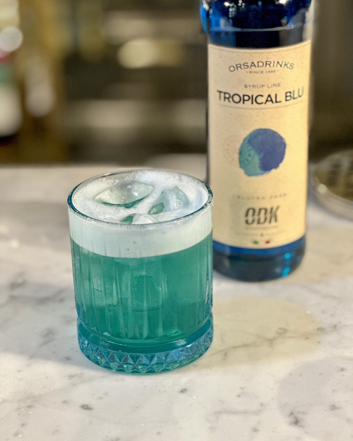 BLUE — sytě modrý ginový koktejl s jemnou pěnou