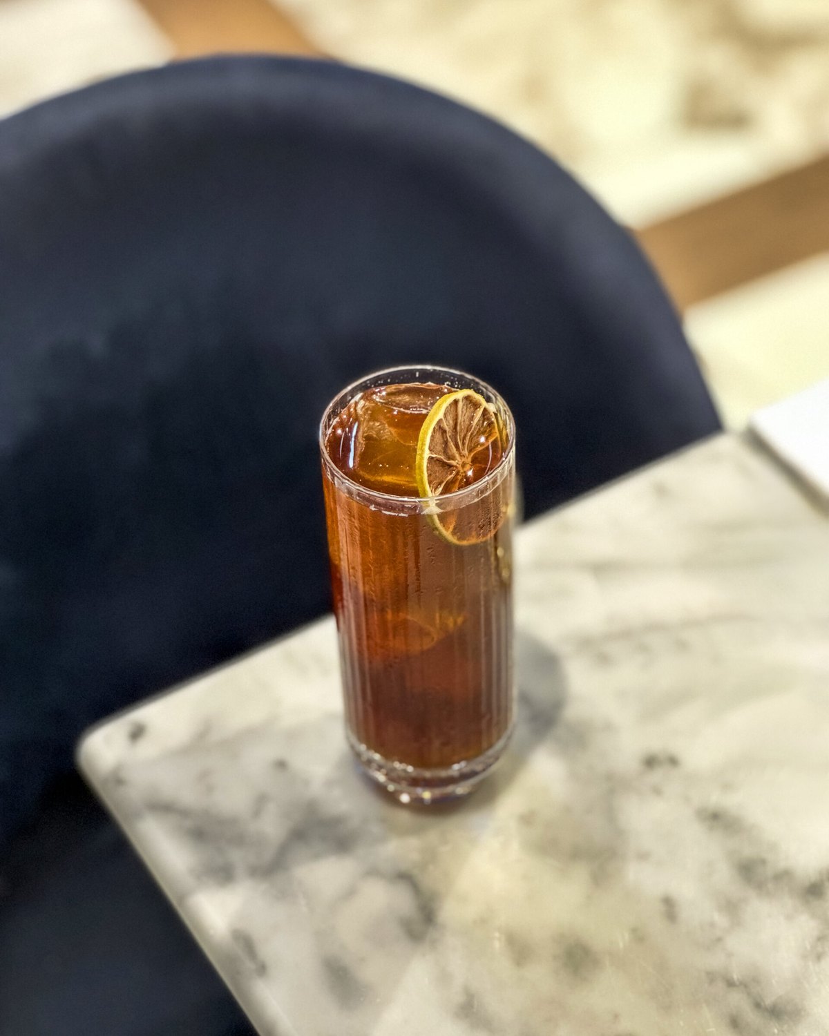 BROWN — tmavý highball s ledem a plátkem sušené limetky