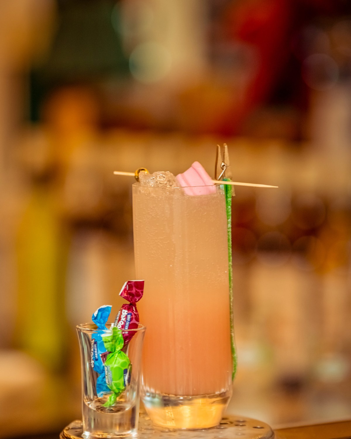 Bubble Trouble — růžový highball se žvýkačkovým sirupem a grapefruitem