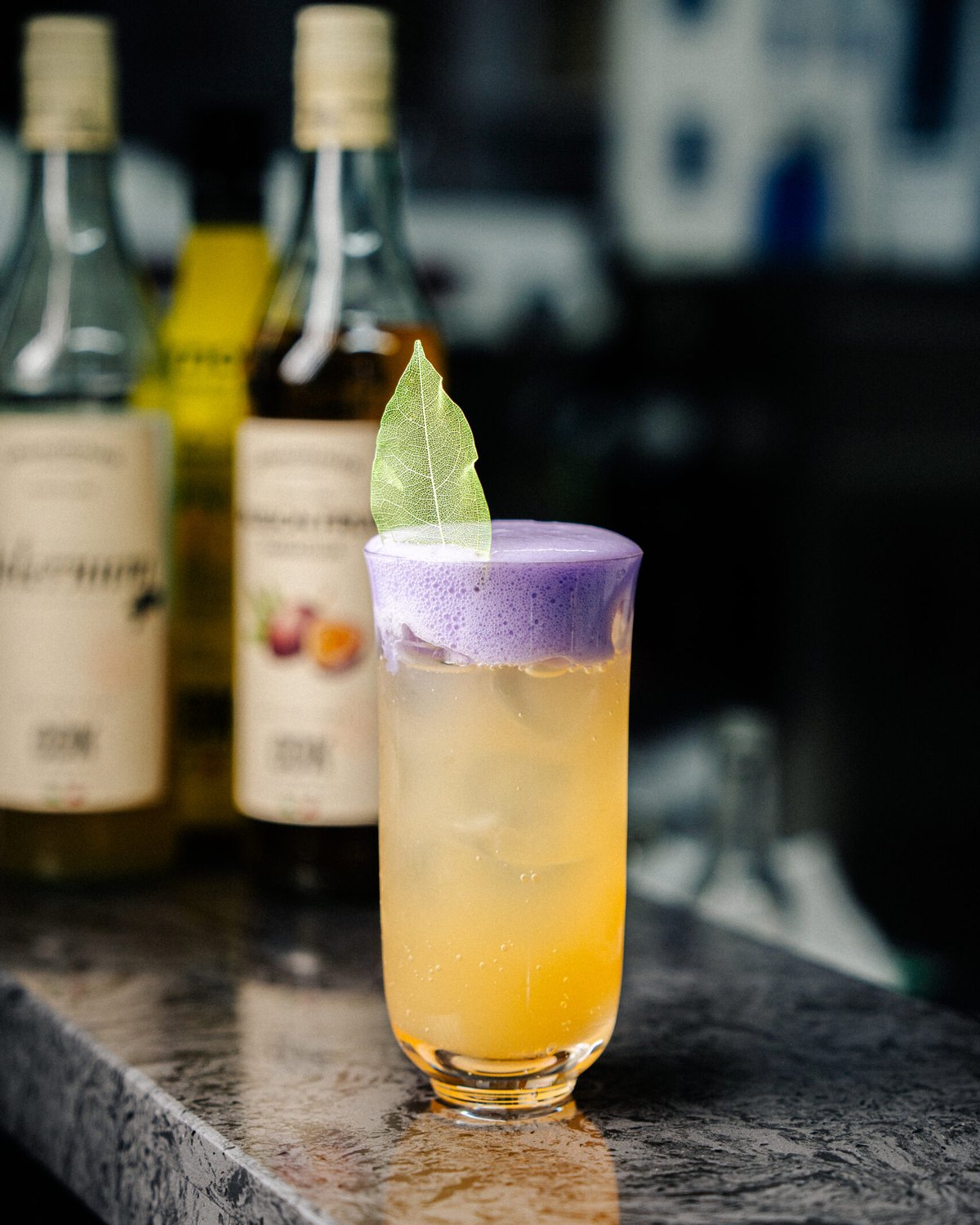 Caribbean Punch — tropický rumový punč s pěnou a zeleným lístkem