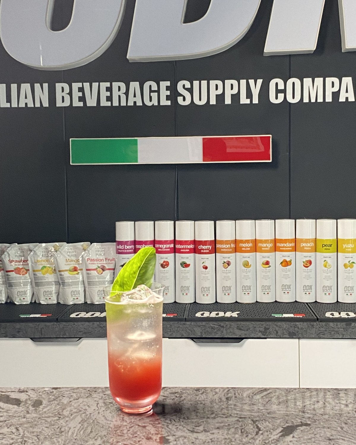 Cherry Mum — sytě červený mocktail s lístkem čerstvé bazalky