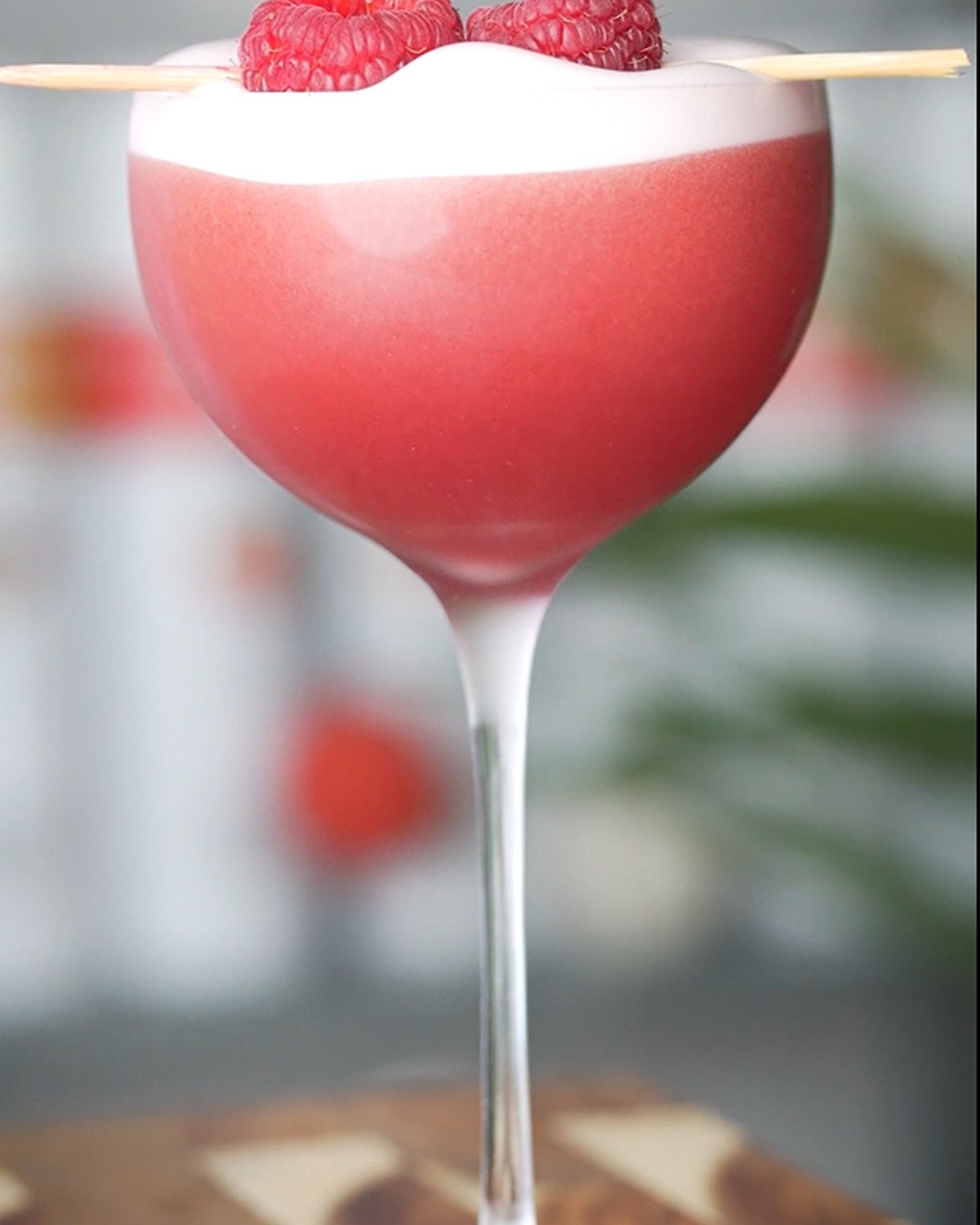 Clover Club nealko — růžový mocktail s malinou a pěnou
