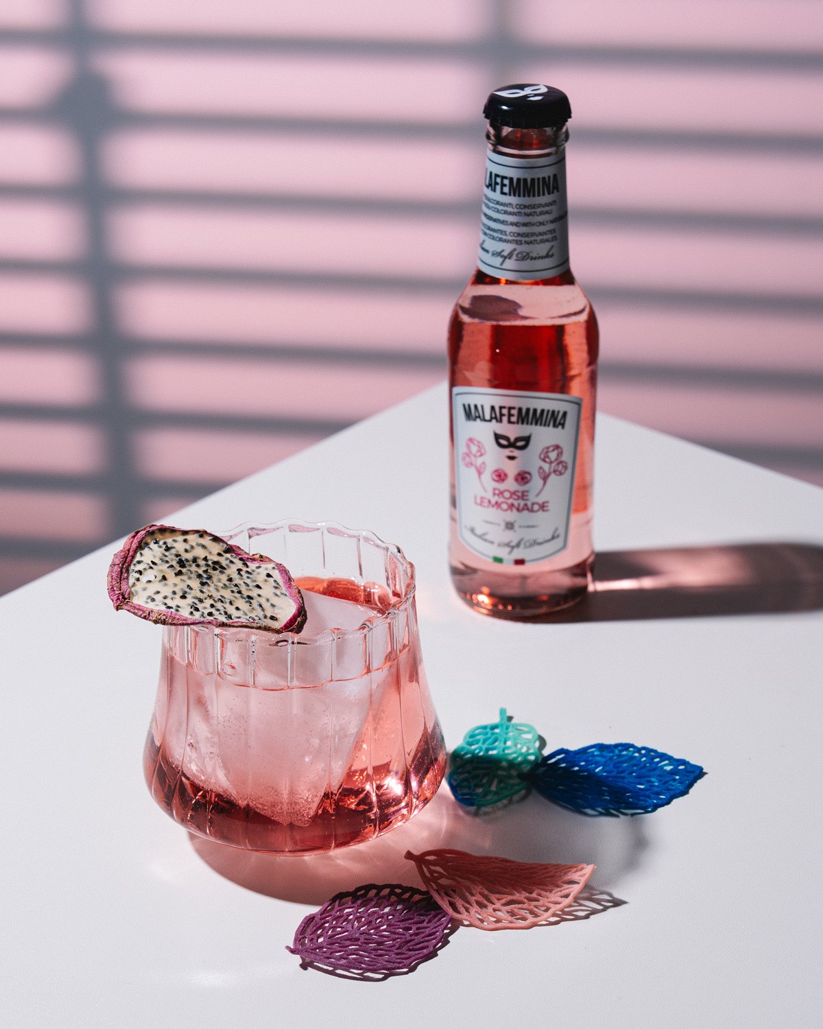 Coral Fizz — barevný nealko fizz s růžovou limonádou a dračím ovocem