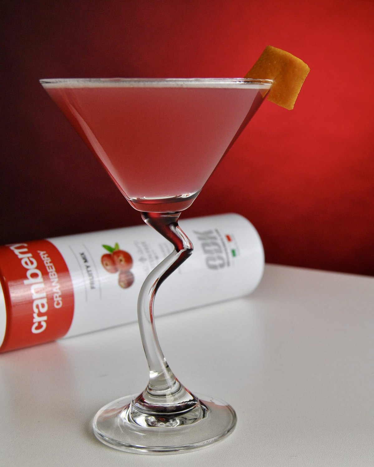 Cosmopolitan — klasický koktejl s brusinkou a citronovou vodkou