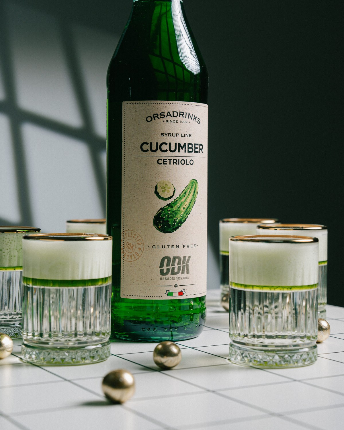 Cucumber Vodkatini — vodka martini s okurkovým sirupem a pěnou