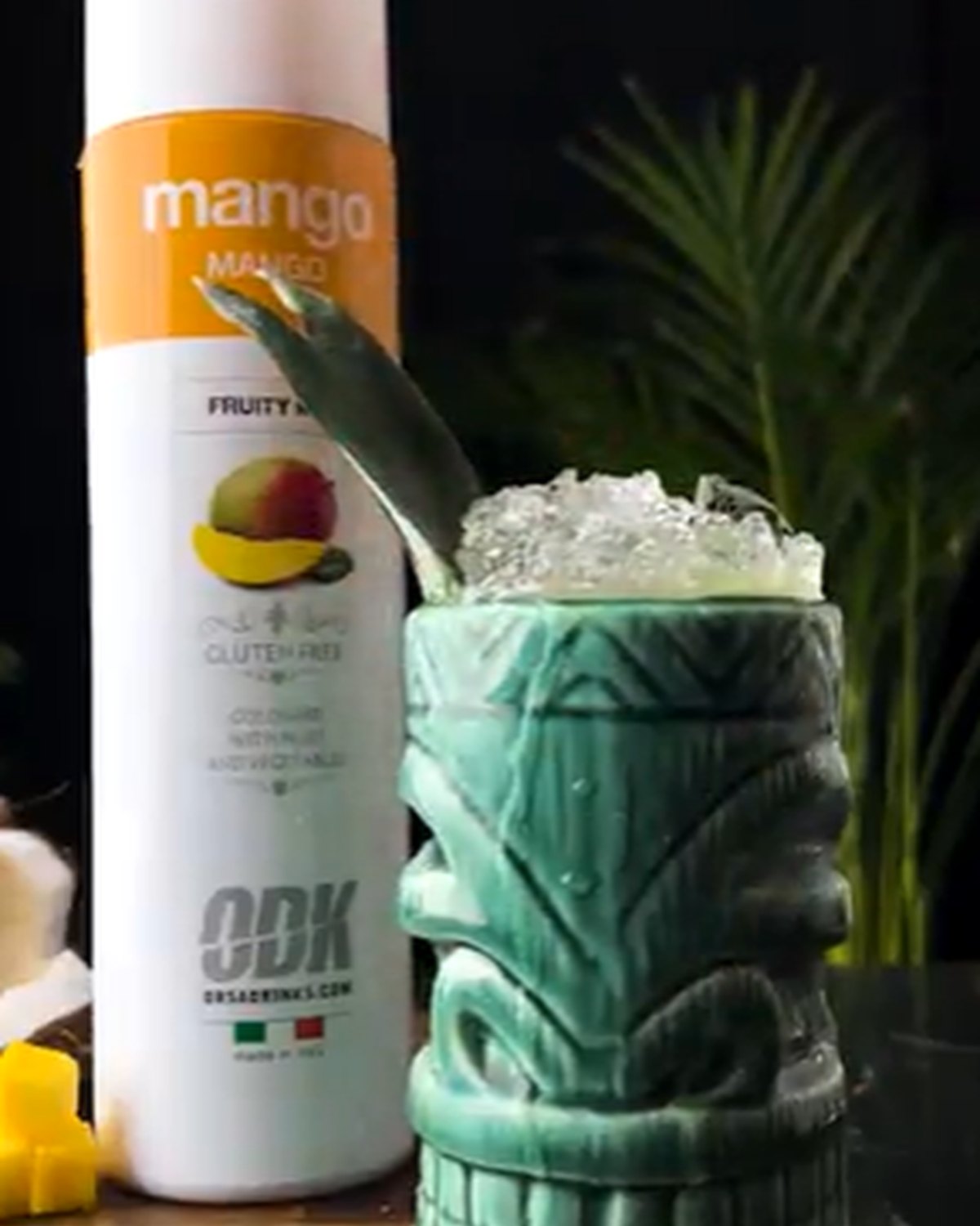Dua Lipa — mangovo-kokosový tiki koktejl s mátou a drceným ledem