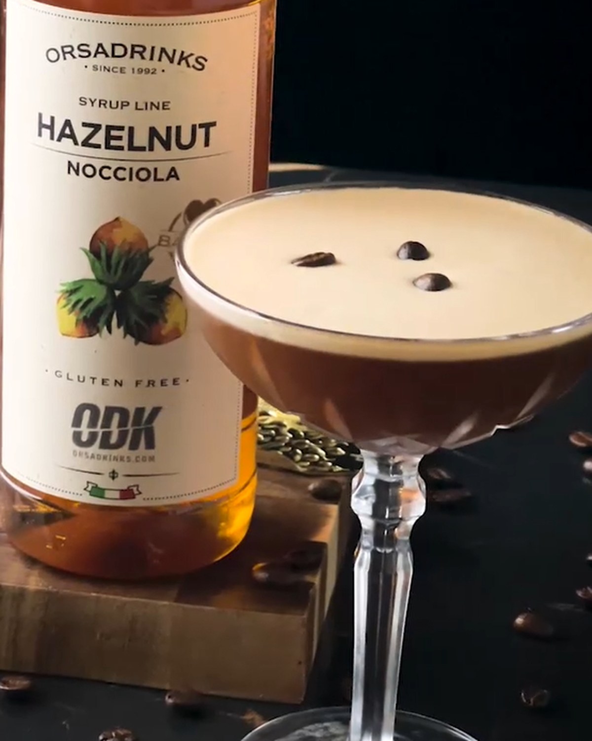 Espresso Hazelnut Martini se zrnky kávy