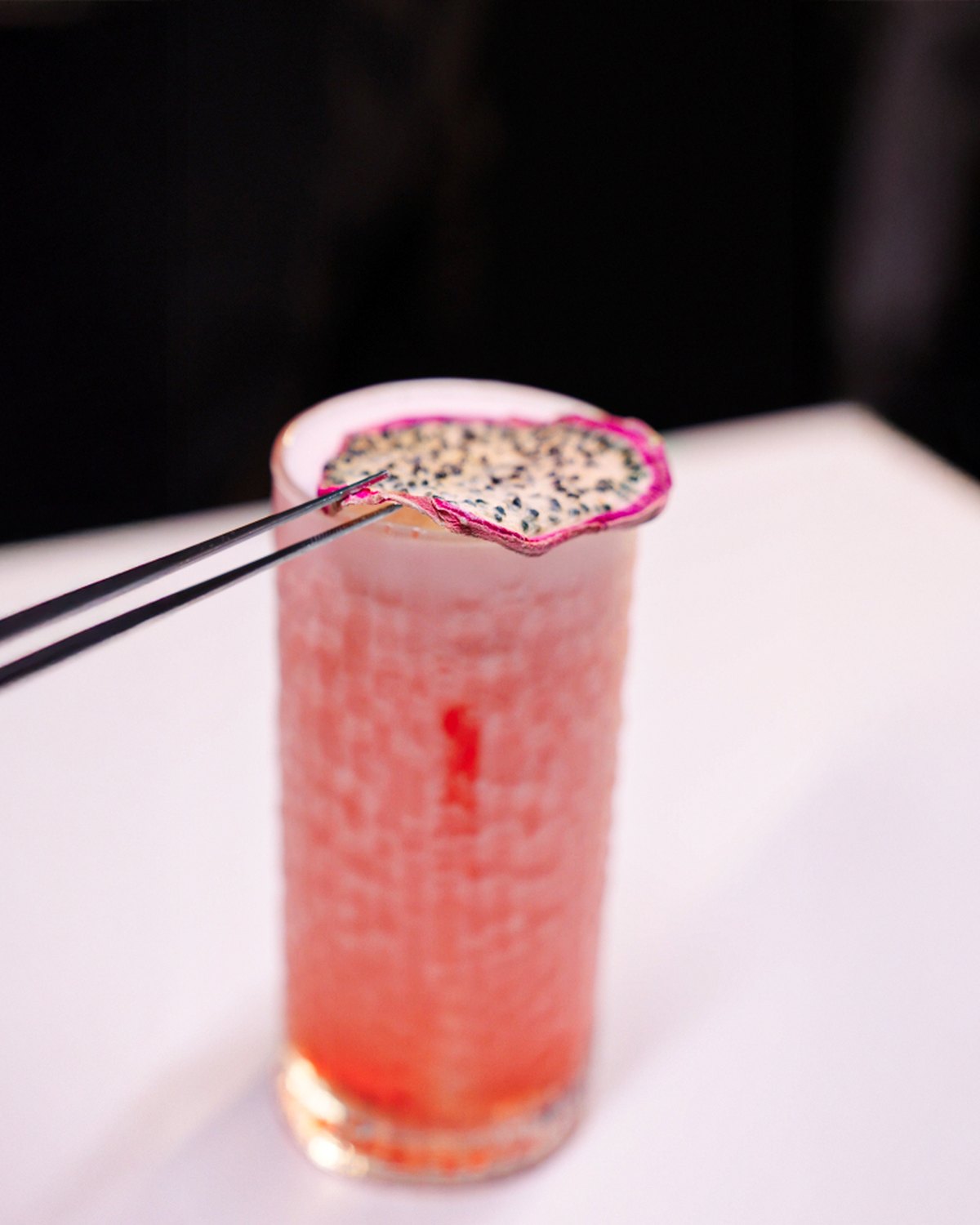 Finge-Red Sour — barevný ginový sour s pěnou