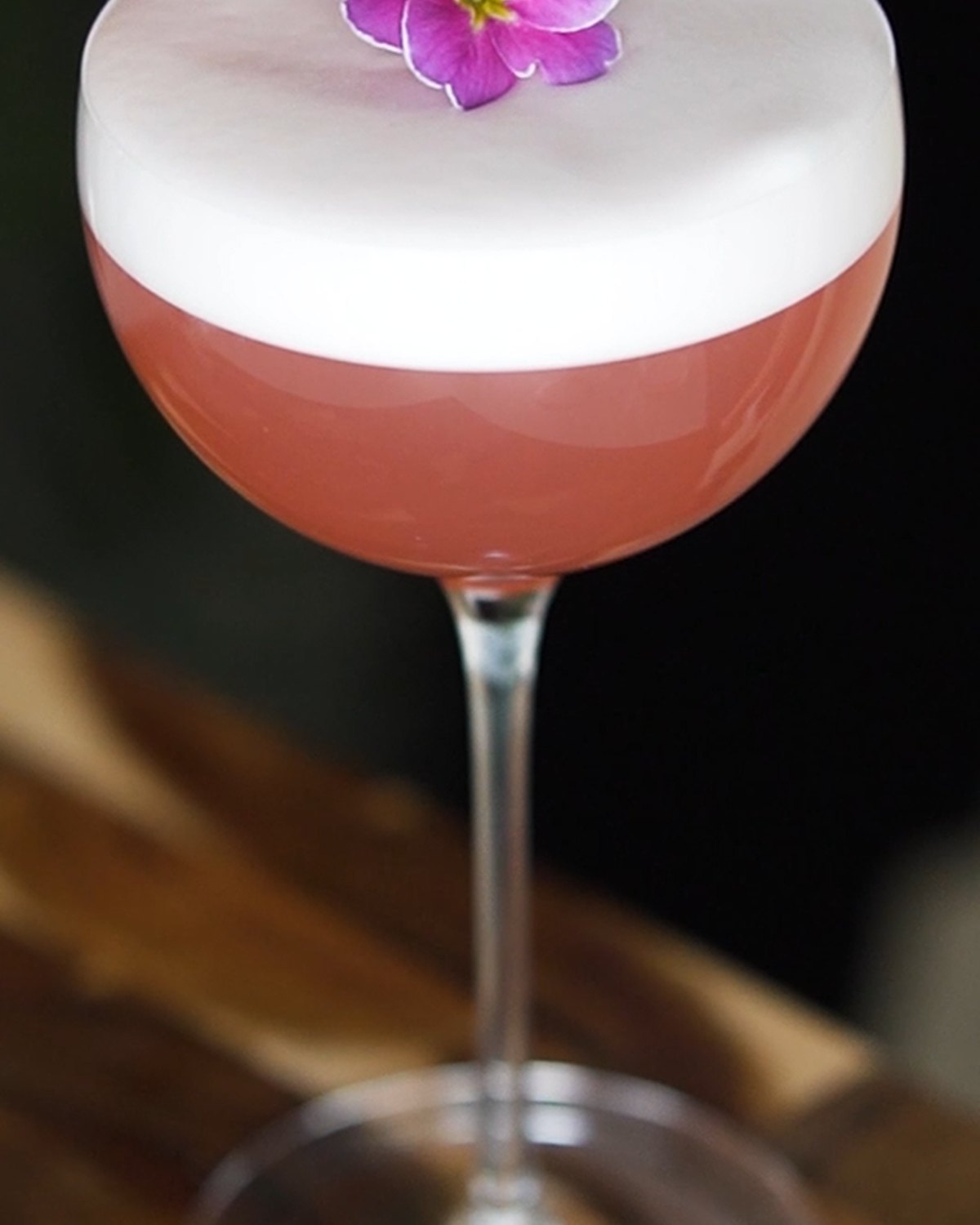 Floral Sour — květinový sour s pěnou a jedlými květy