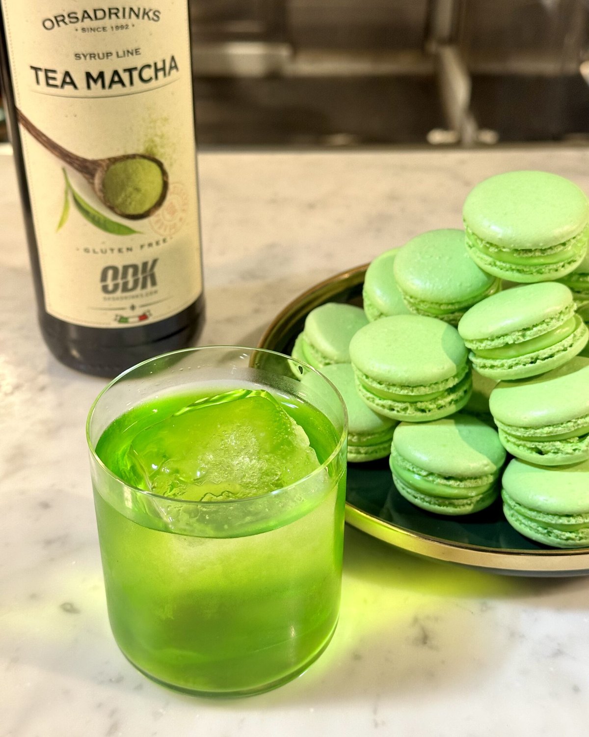 Green — zelený koktejl s matchou a yuzu v nízké sklenici s ledem