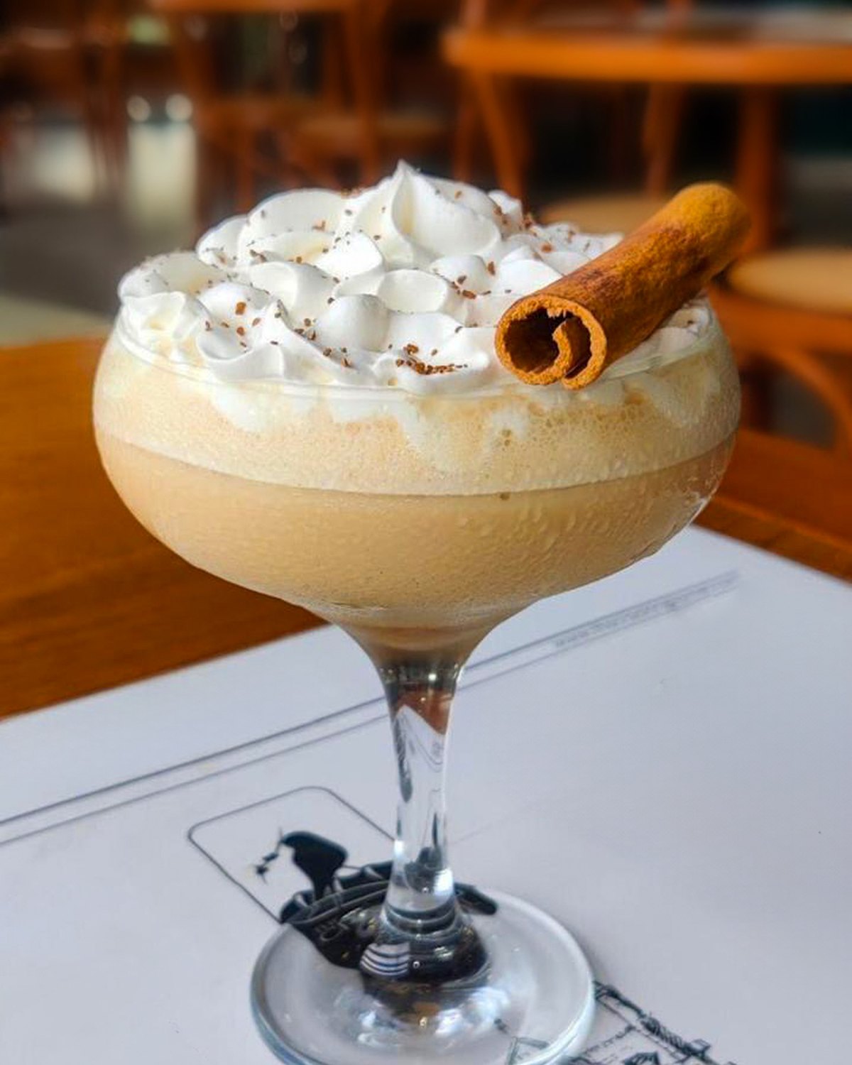 Ice Blended Chai Tea — ledový chai frappé se šlehačkou a skořicí