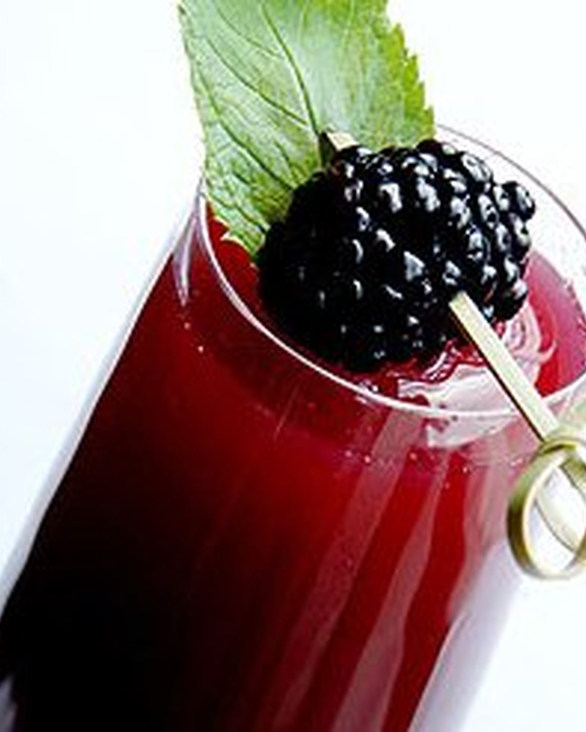 Imperial — ostružinový bellini s Proseccem ve flétně