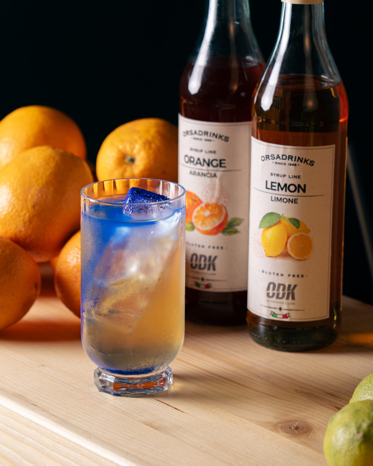 Lemon Kong — nealko citrusový highball s mátou a borůvkovým prachem