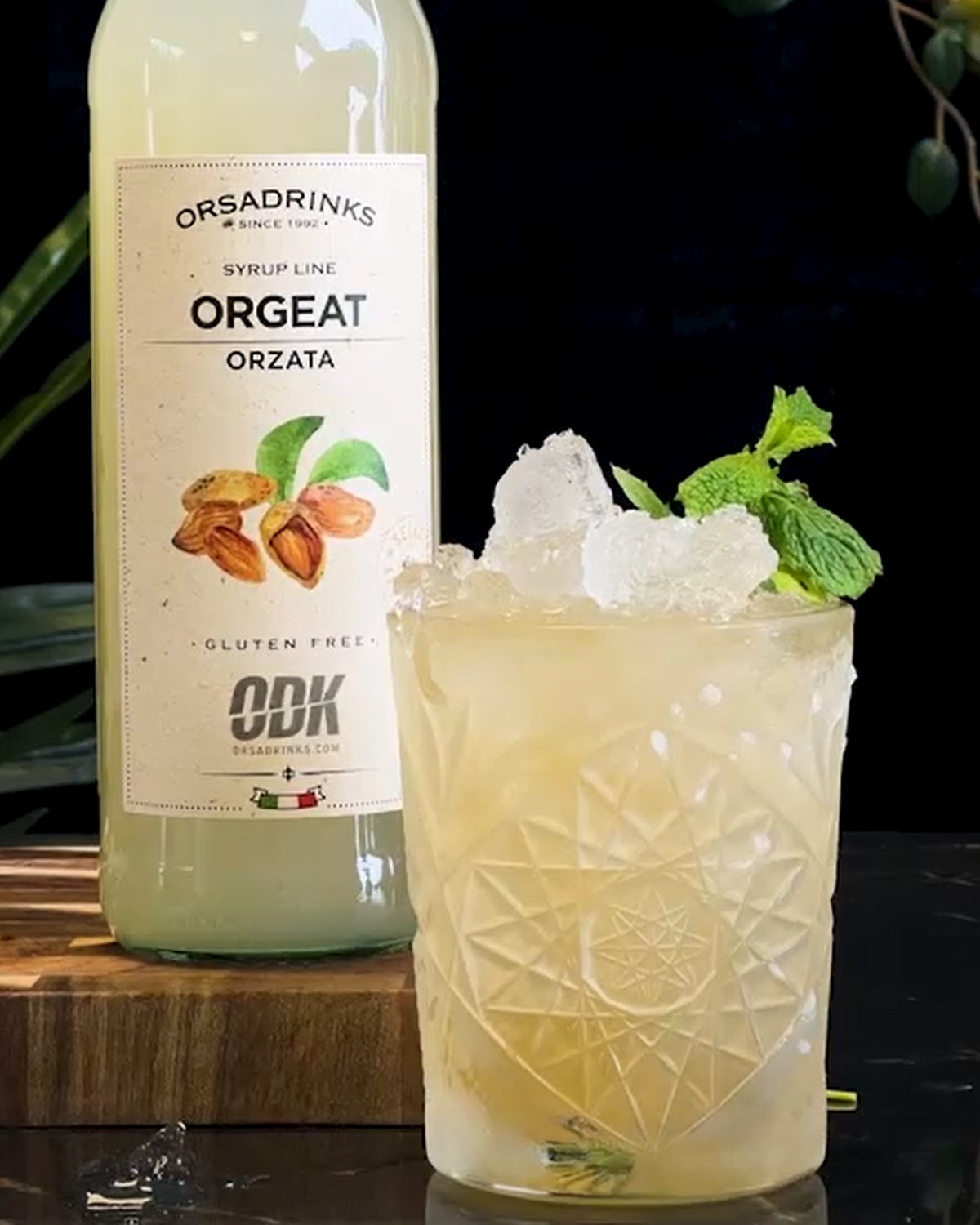 Mai Tai — tiki koktejl s drceným ledem a mátovou ozdobou