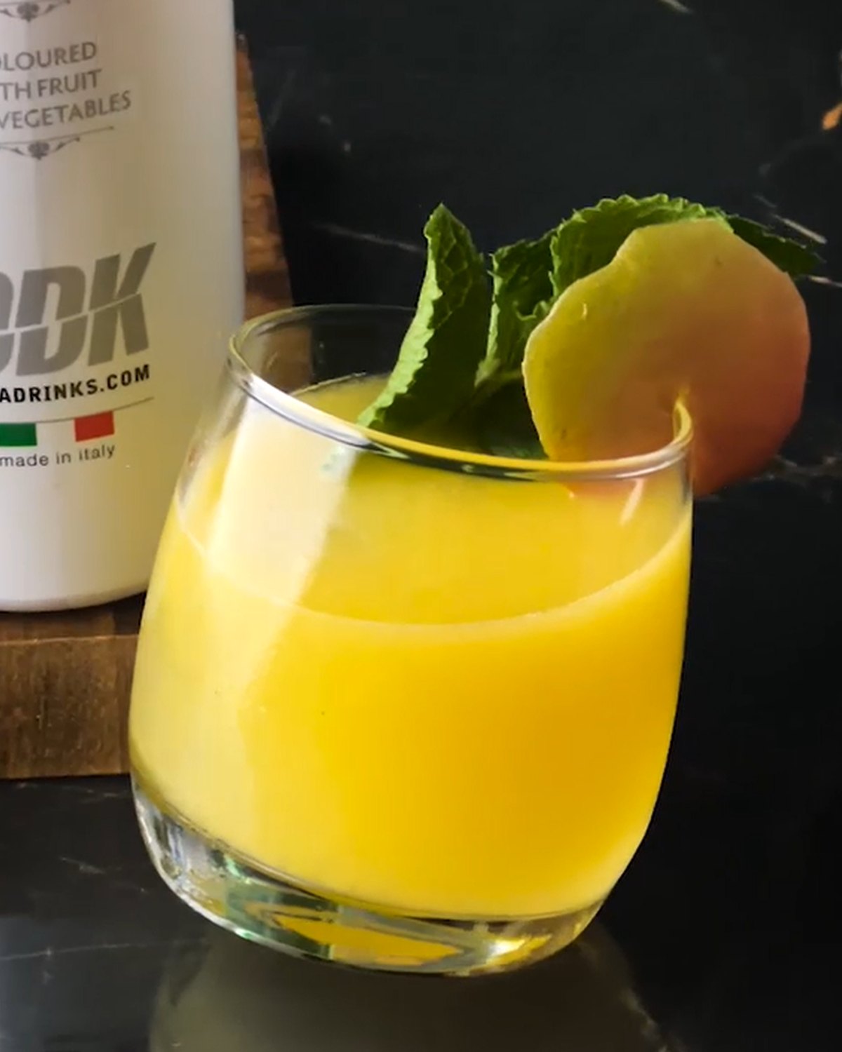 Mango Smash — bourbonový sour s mangem a mátou v vychlazené sklenici
