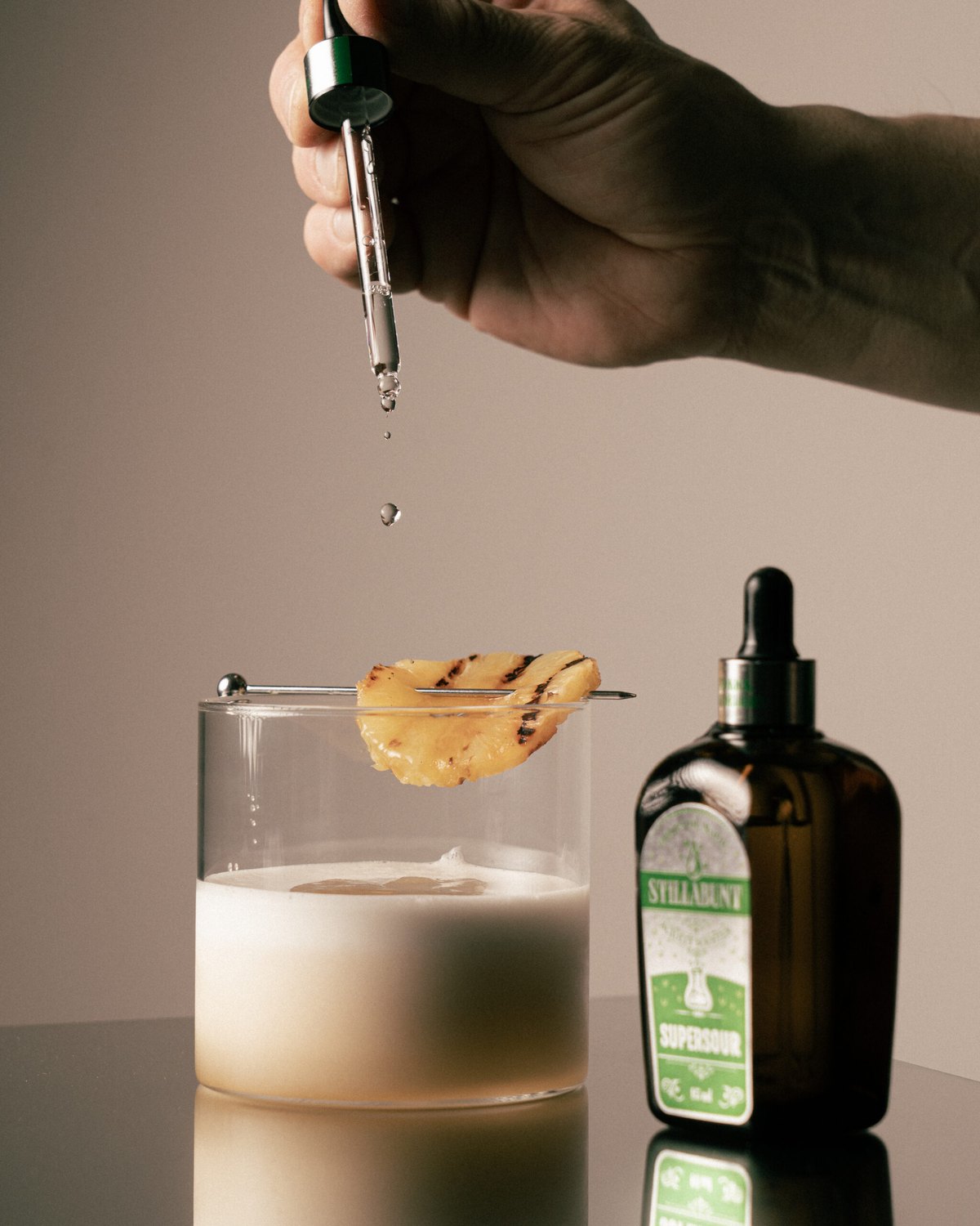 Piña Asada — kouřový tropický koktejl s vodkou, ananasem a limetkou