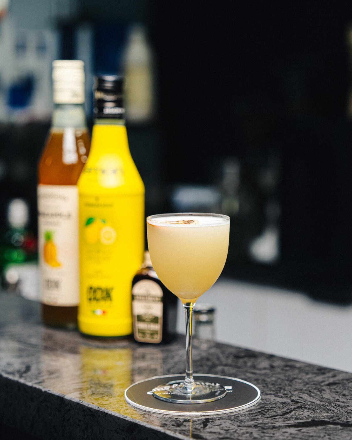 Pineapple Tonka Bean — ginový koktejl s ananasem, citronem a tonkovým bitterem