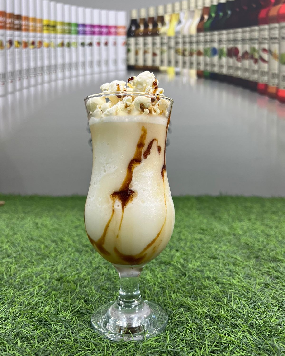 Popcorn Frappé — šlehané frappé s popcornovým sirupem