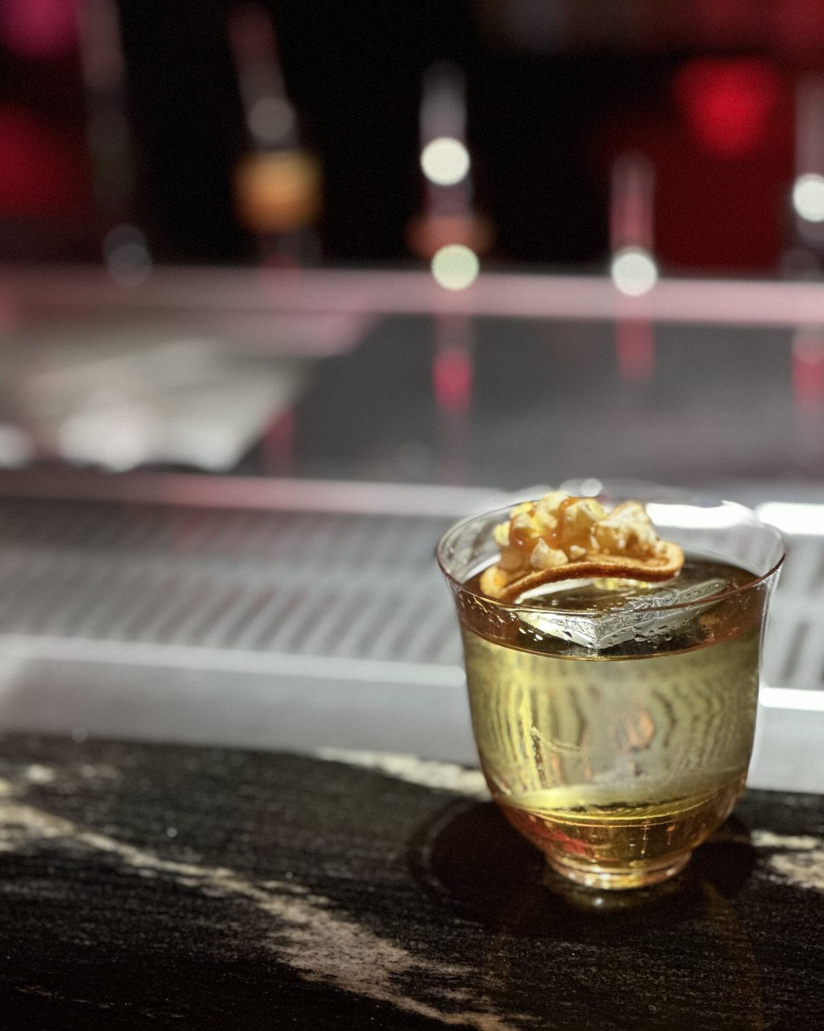 Popcorn Oldfashioned — jantarový koktejl se sušeným pomerančem a popcornem