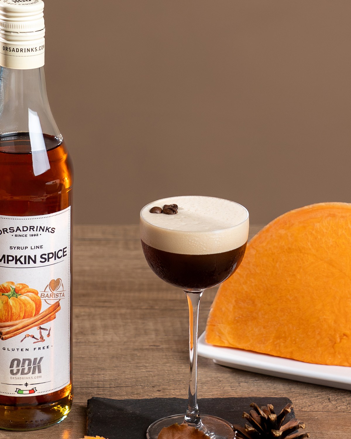 Pumpkin Espresso Martini v chlazené sklenici coupe s nadýchanou pěnou