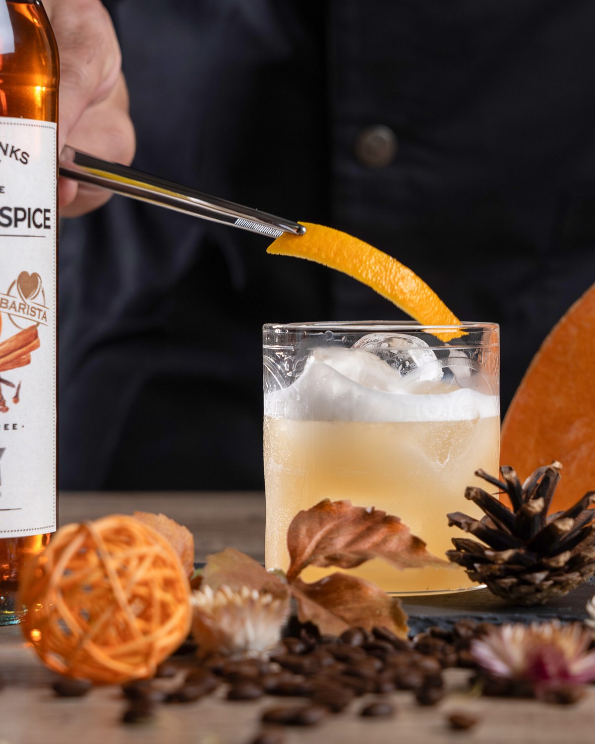 Pumpkin Whisky Sour v nízké sklenici s ledem a skořicí