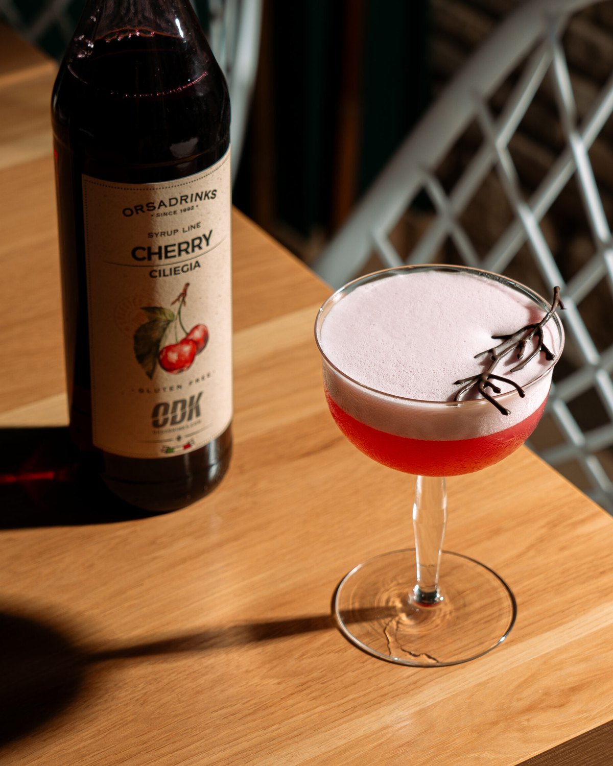 Rouge Bigarreau — třešňový ginový sour s čokoládovou tuile