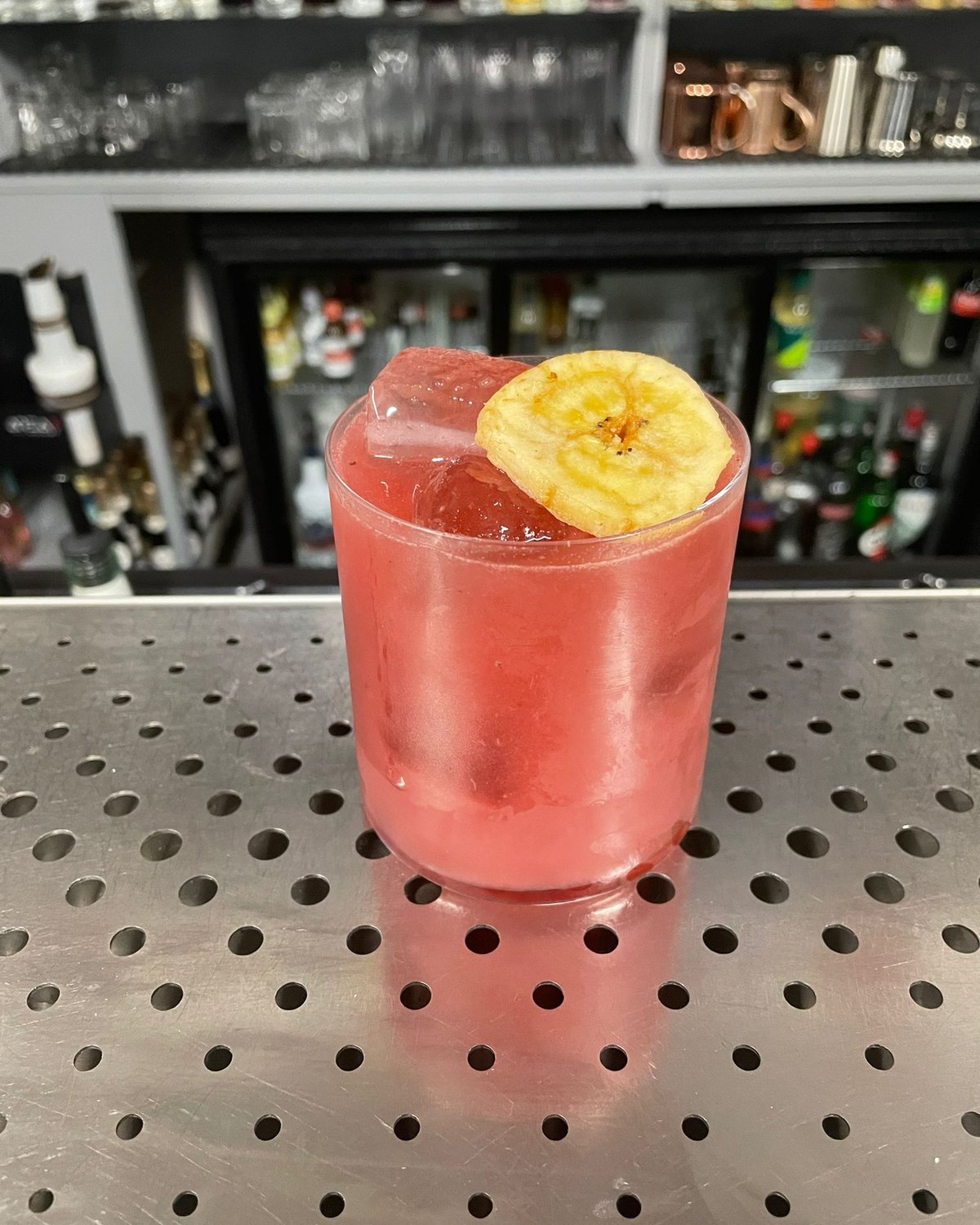 Something Bitter — hořký jahodovo-brandy koktejl s grapefruitovou limonádou