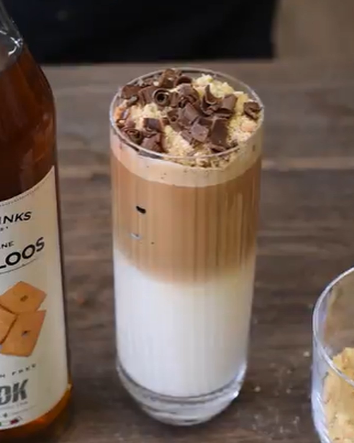Speculoos Dalgona Coffee — našlehaná sušenková pěna na espressu