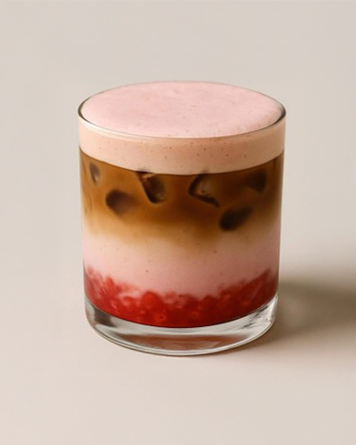 Strawberry Cold Foam vrstvená ledová káva s jahodovou pěnou