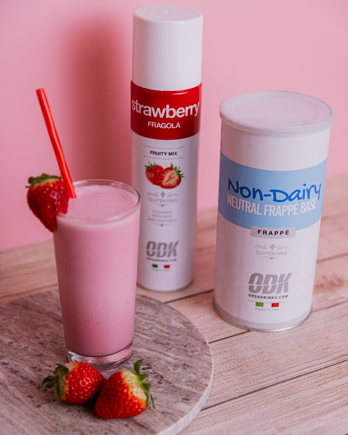 Strawberry Frappé krémový jahodový nápoj z mixéru ve vysoké sklenici