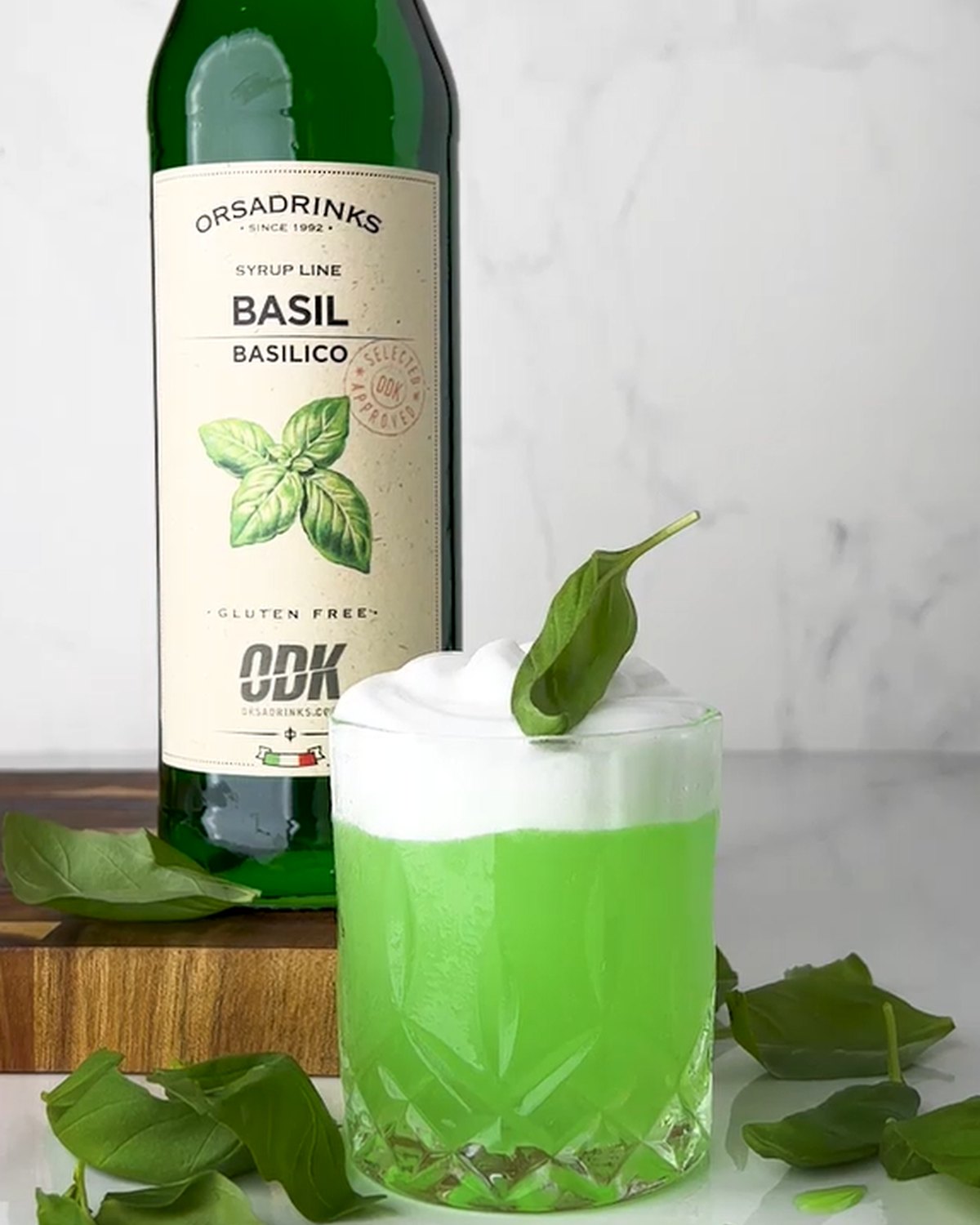 Thai Basil — bazalkový gin sour s kokosovou pěnou