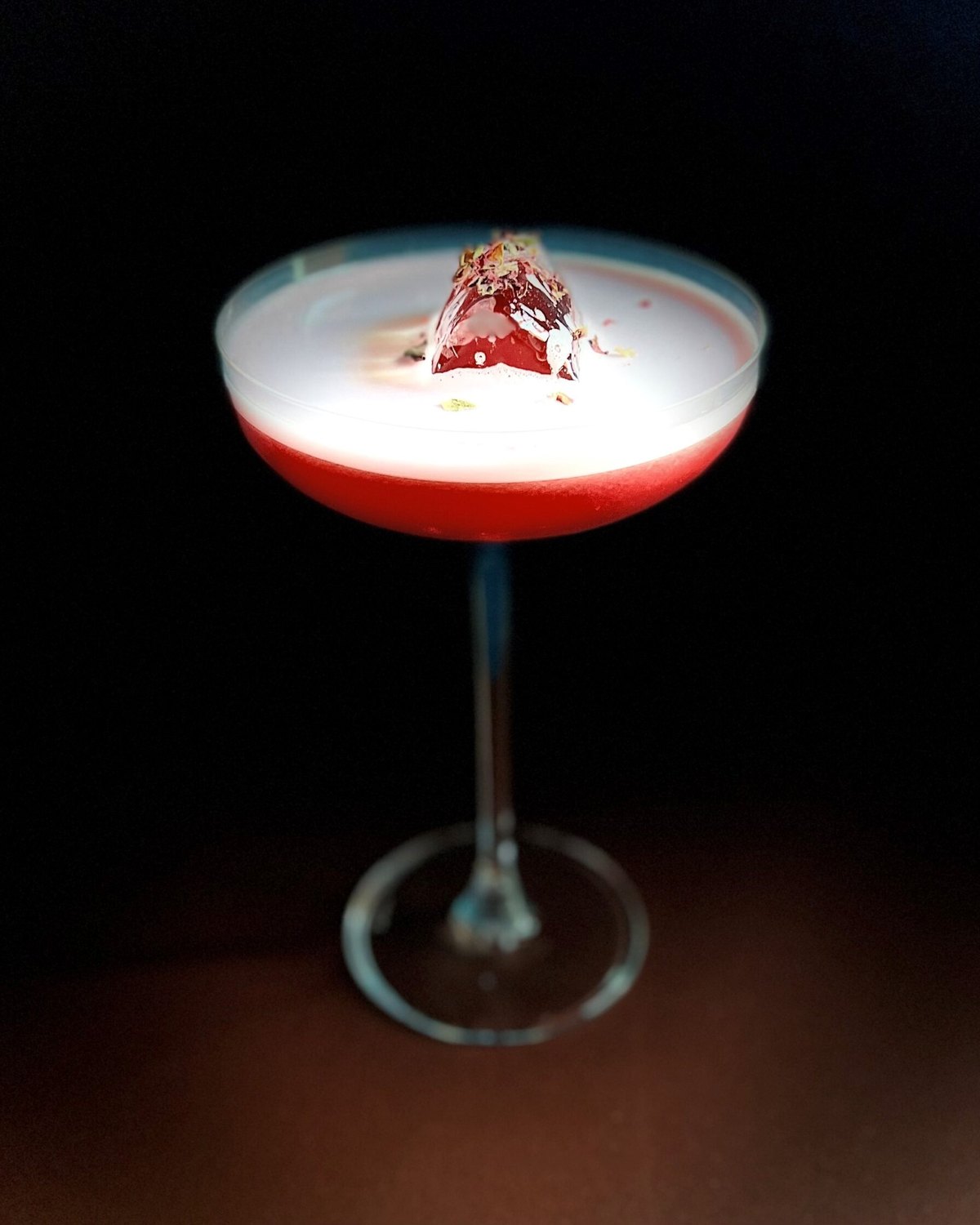The Clover — ginový malinový sour s růžovými plátky