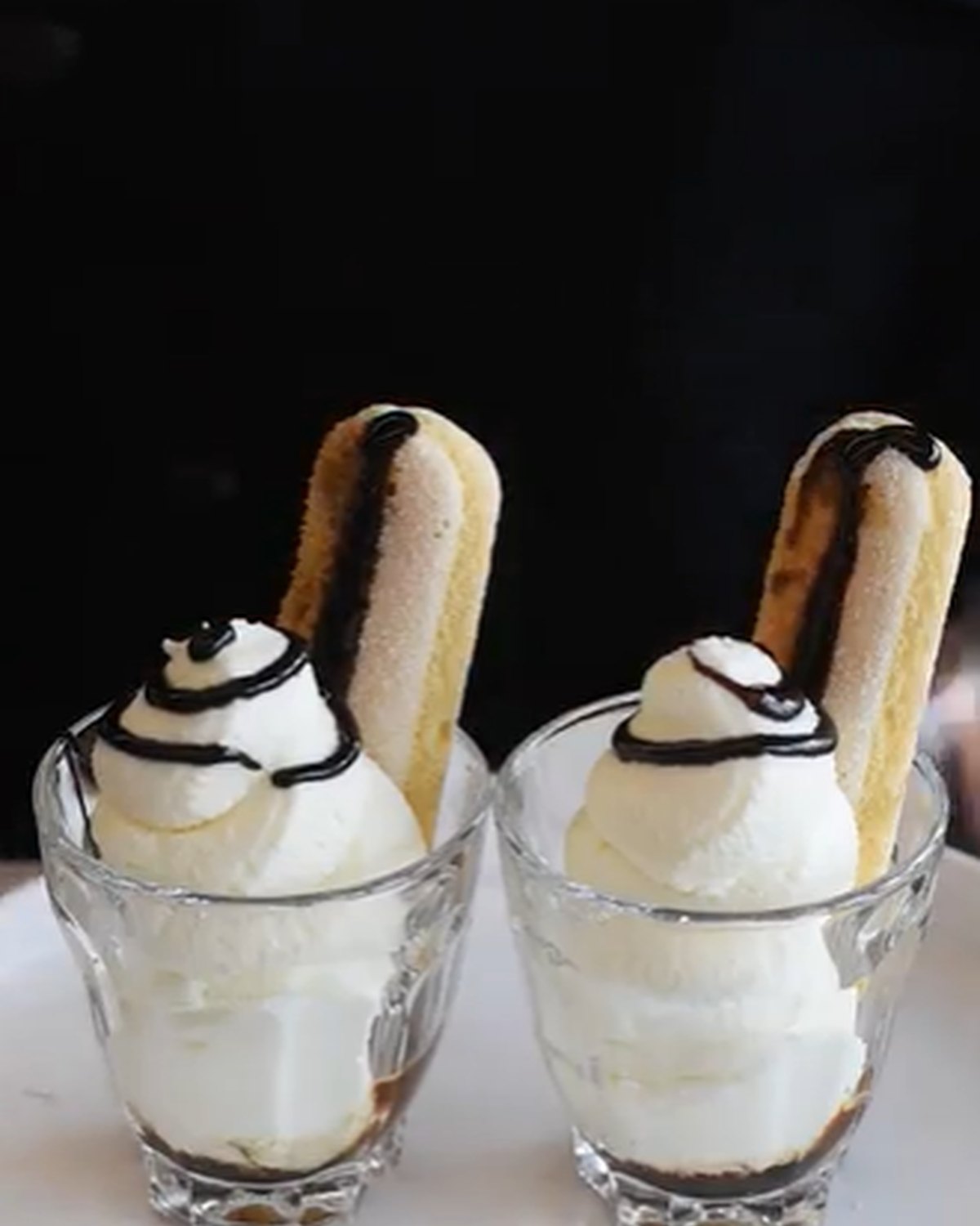 Tiramisu Coffee — vrstvený tiramisu nápoj s kakaem